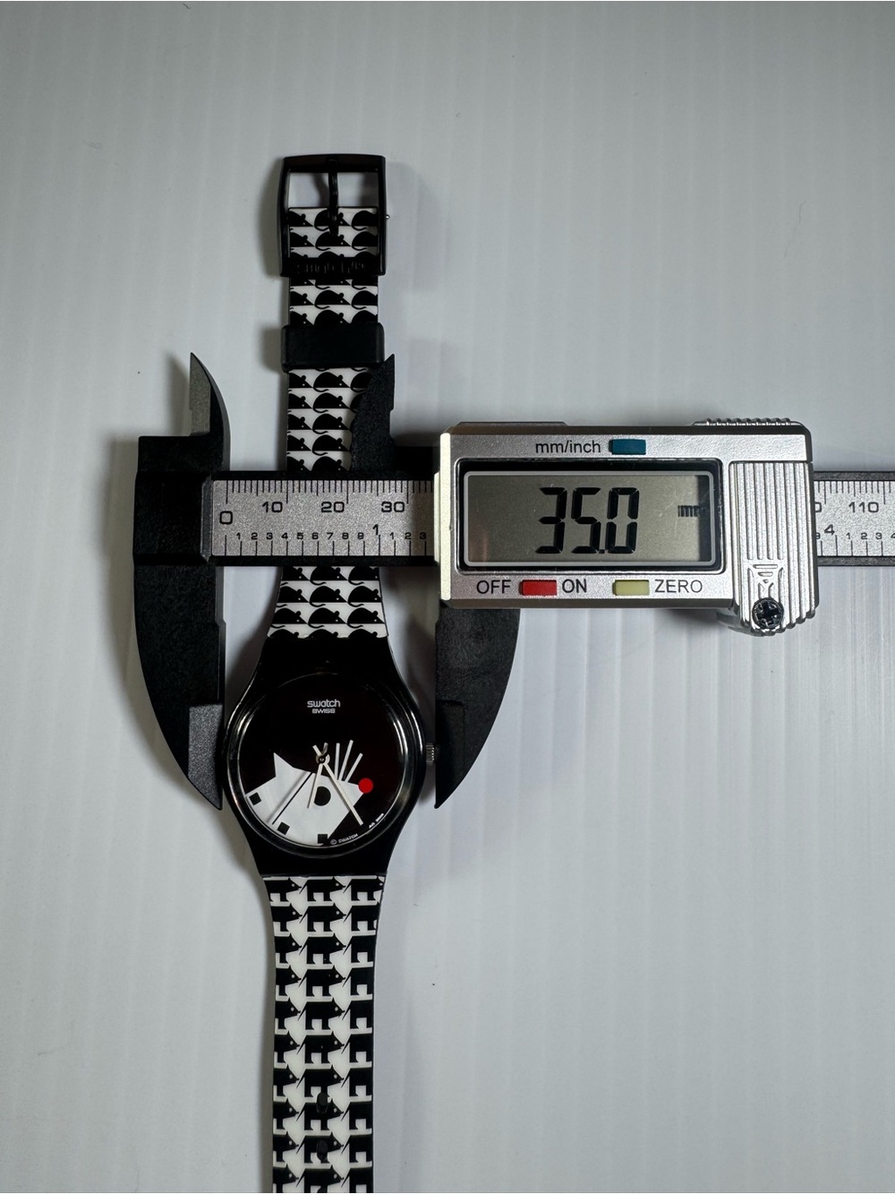 2004 SWATCH “No Cheese” GB223 34mm mouse graphic watch NWOT - Picture 5 of 6